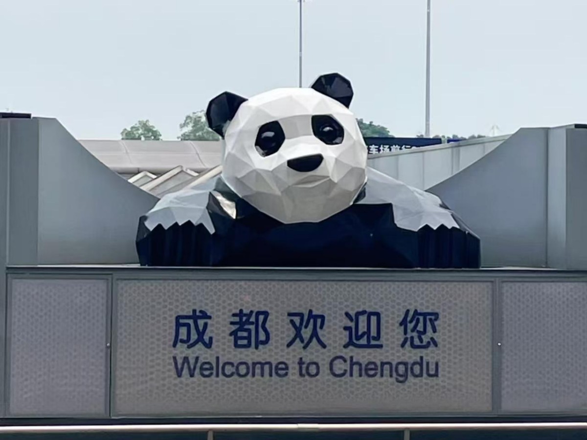 Enjoy the bustle of Chengdu on a day trip to Chunxi Road!