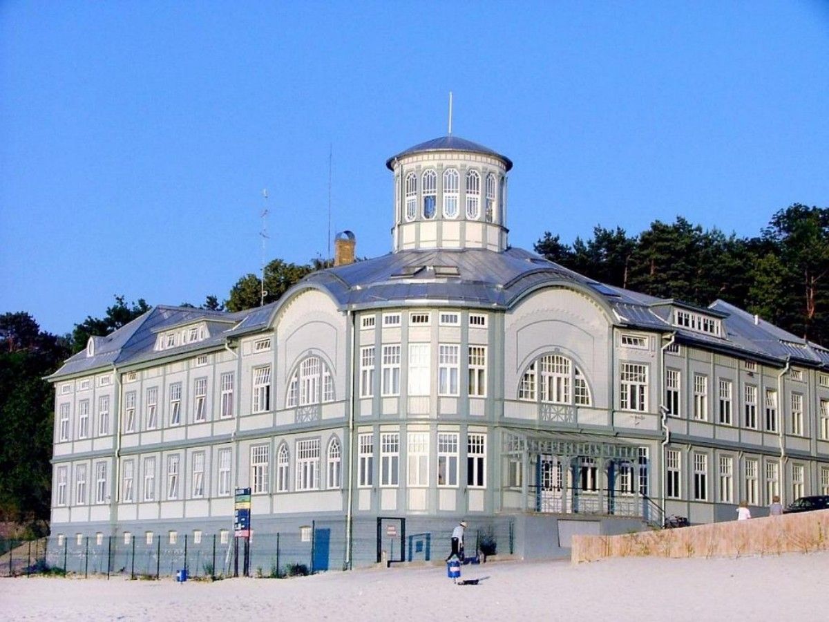 Beachfront Art Gallery: Encounter the soul of art under the blue sky and blue sea!