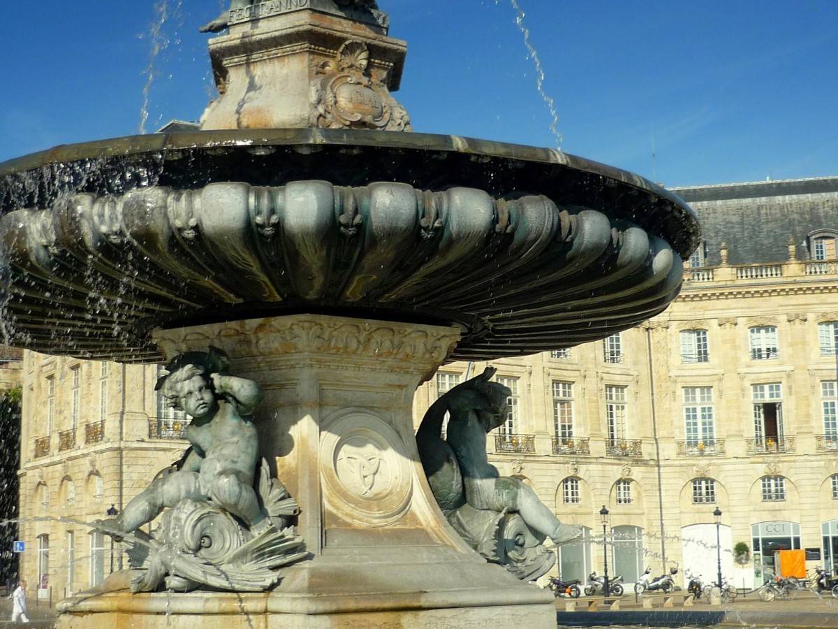 How to play in Bordeaux Bourse Square?