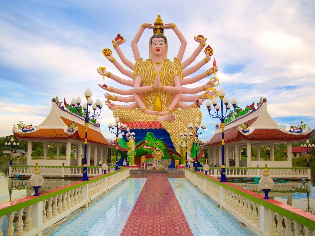 Why Travel Bloggers Love Wat Plai Laem