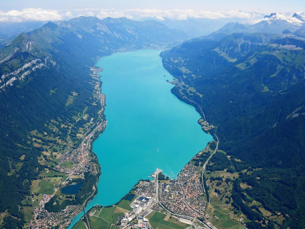 Tranquil waters, magnificent mountain views: Lake Brienz is waiting for you to experience the beauty of mountains and lakes
