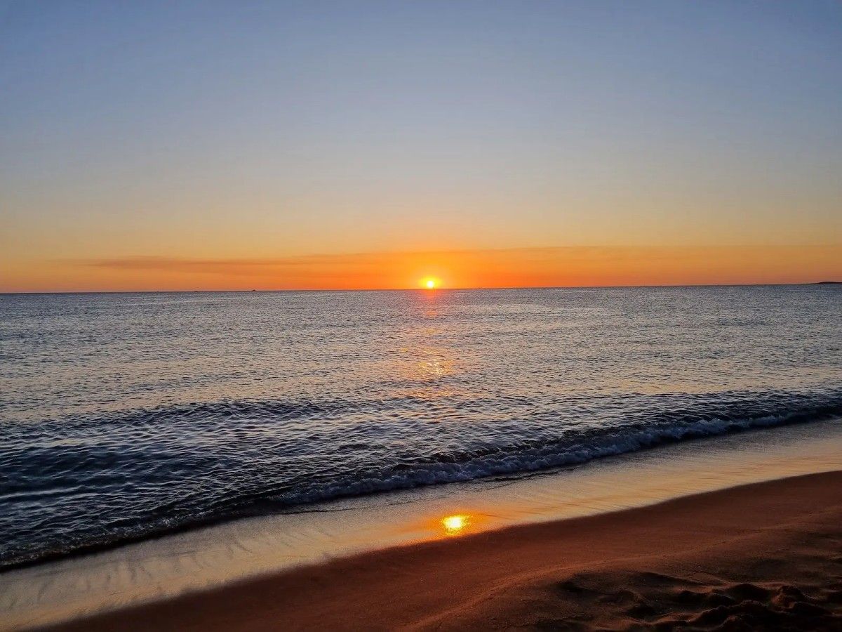 Is the sunset at Playa de Las Delicias really as fascinating as the legend says?