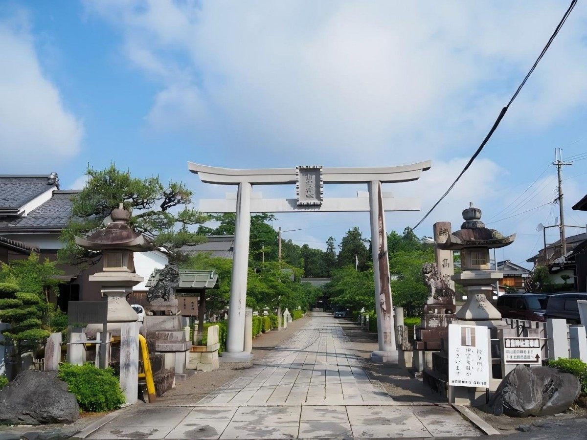 How to plan a cultural itinerary around Takamiya Shrine? Includes food and teahouse recommendations