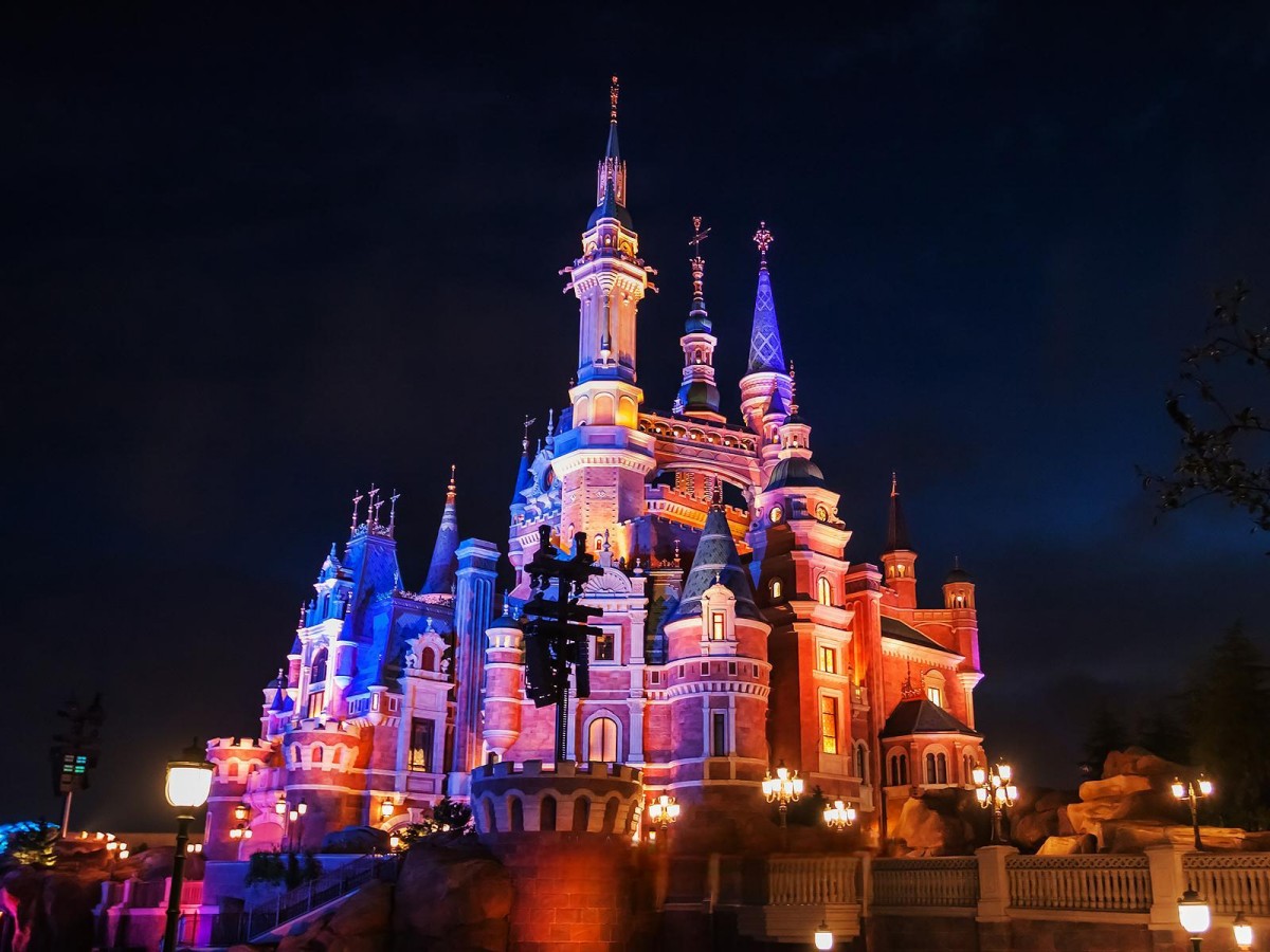 How dreamy is Shanghai Disneyland at night! A magical fairytale world that cannot be missed!