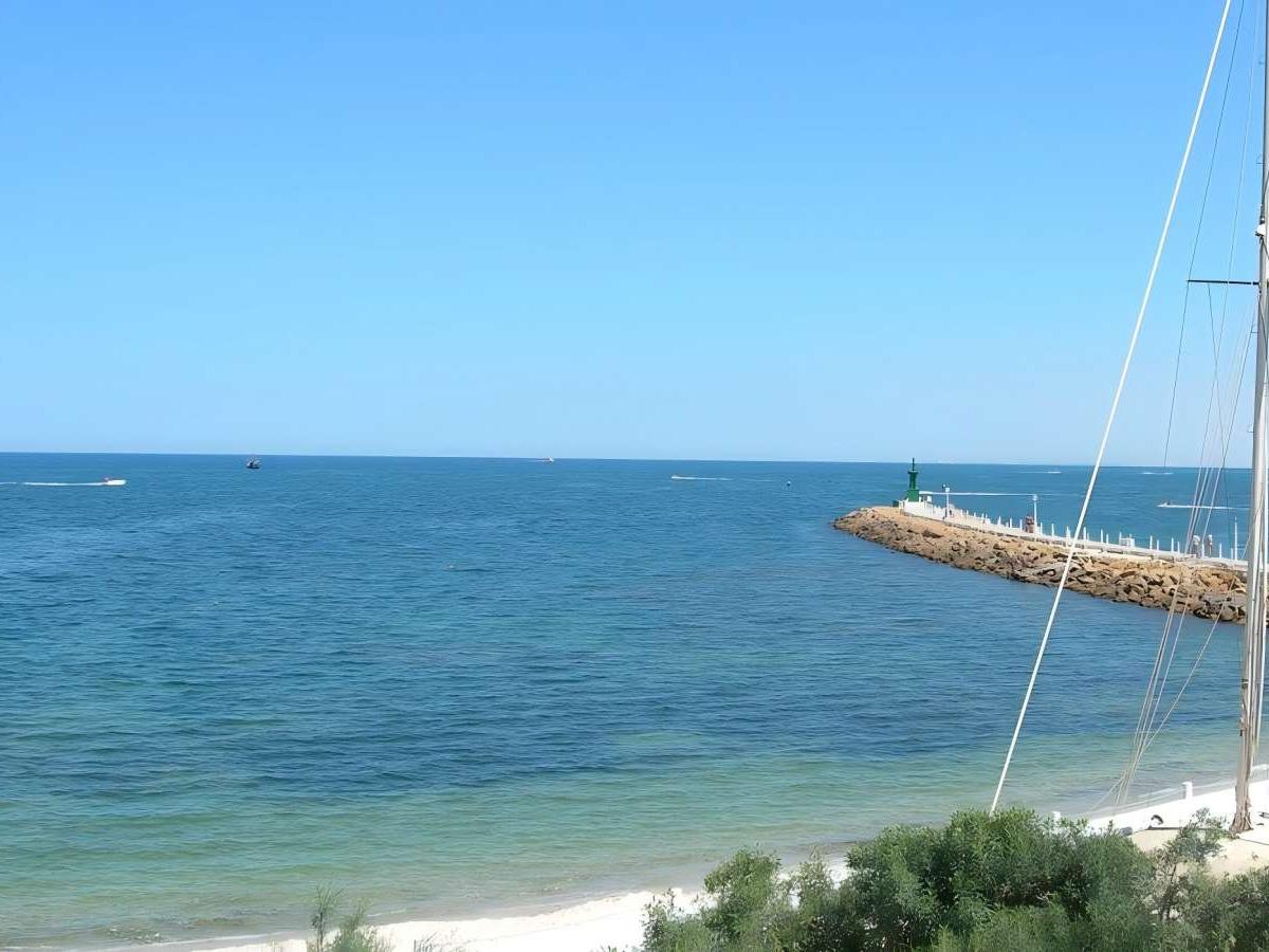 Sun and sea breezes: The ultimate holiday experience on El Cobb Island