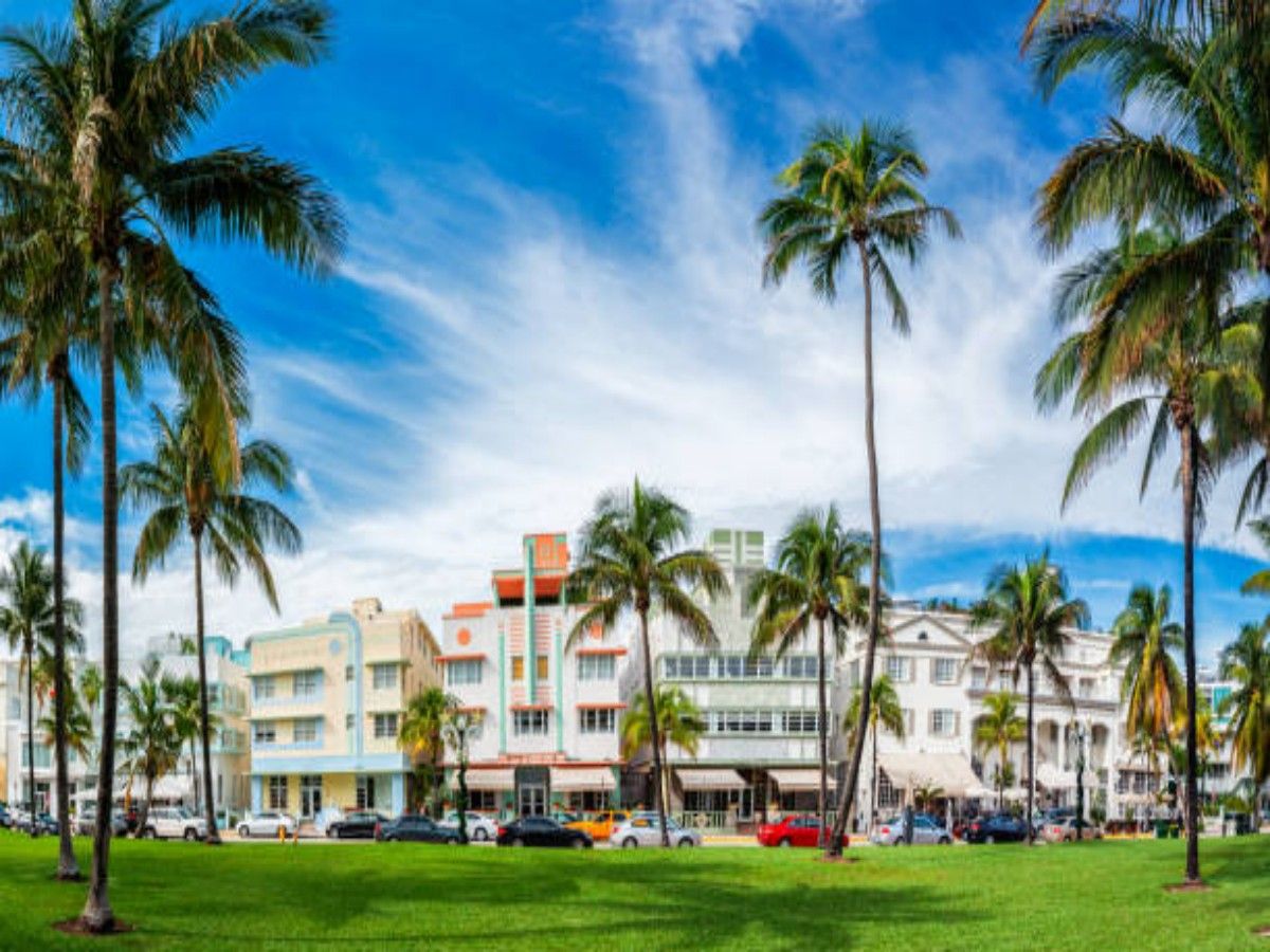 Ocean Drive: Perfect for enjoying the sea breeze, sun and food