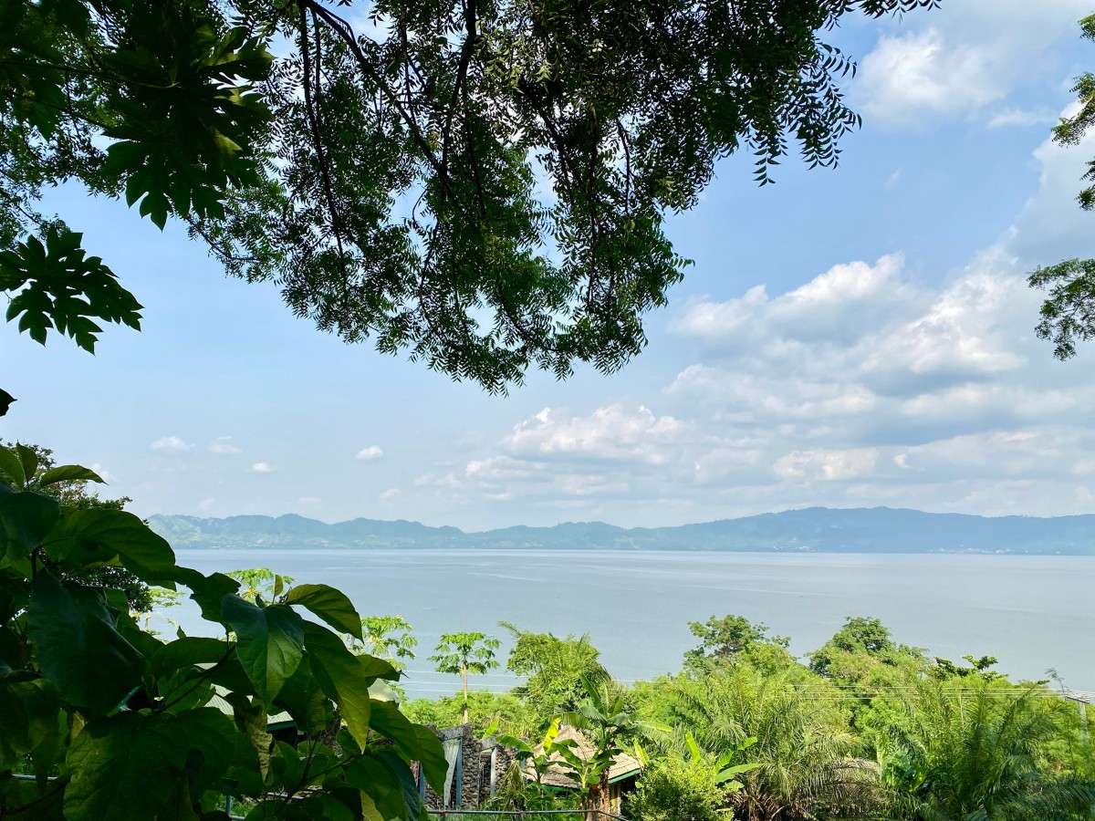 Born from a volcano, yet so beautiful and gentle: Lake Bosomtwe is waiting for you to explore
