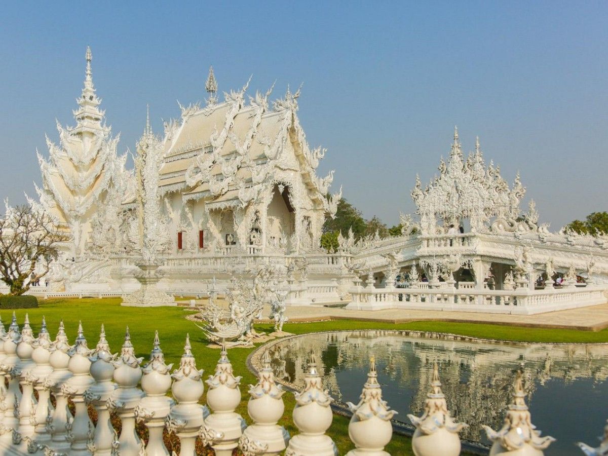 White Temple in Chiang Rai: The intersection of heaven and hell