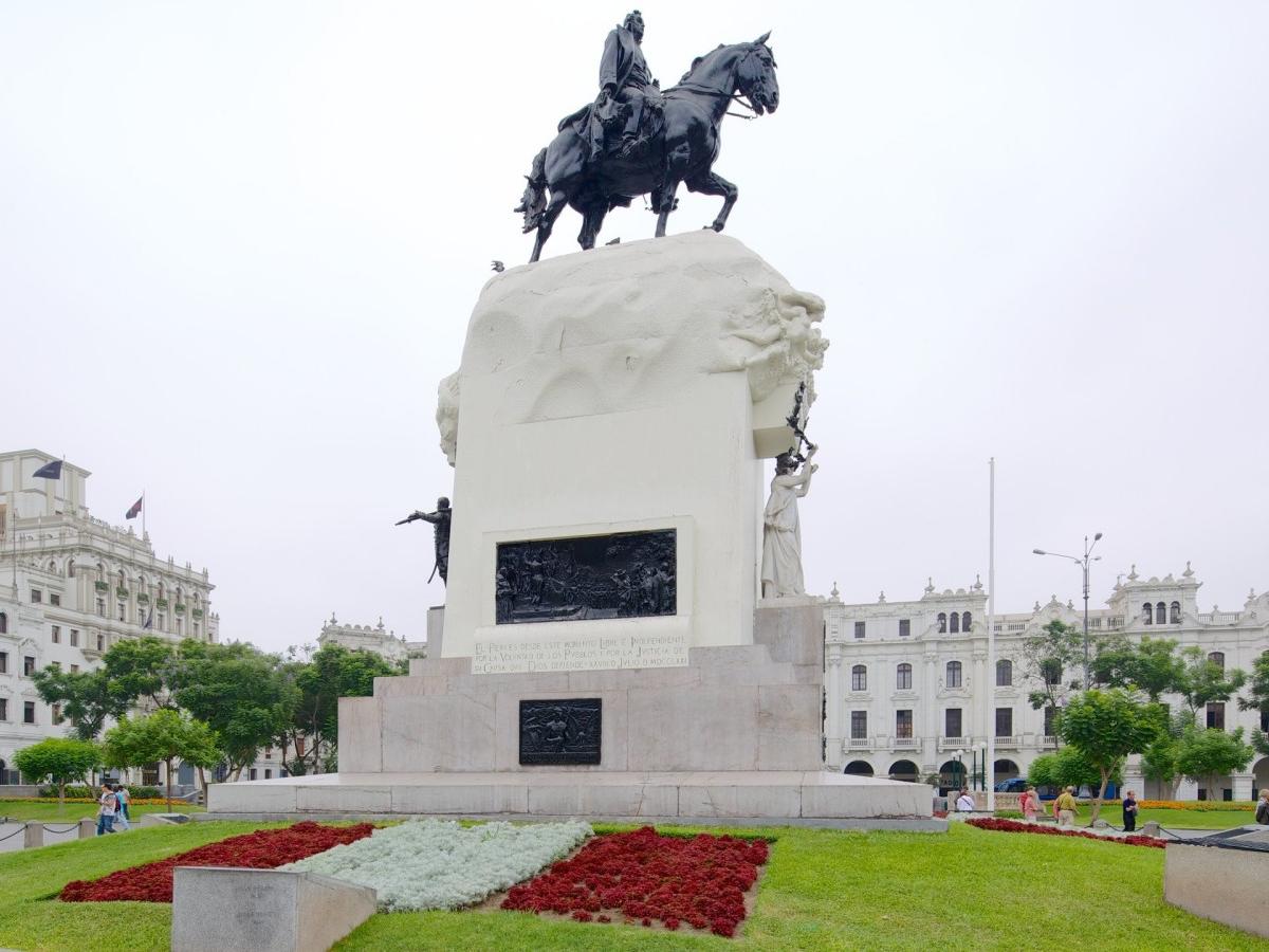 St. Martin's Square: Buenos Aires' Oasis and History Fusion
