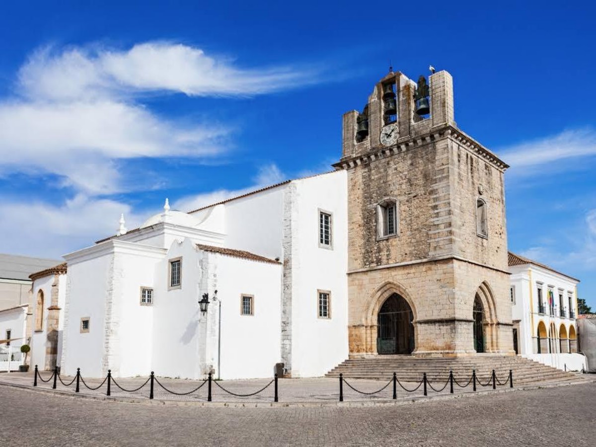 Bell tower, stained glass and ossuary: the triple shock of Faro Cathedral