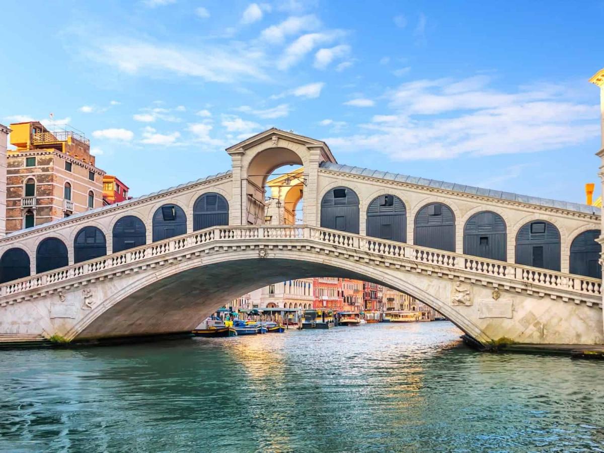 How to avoid the crowds and enjoy a quiet time at the Rialto Bridge