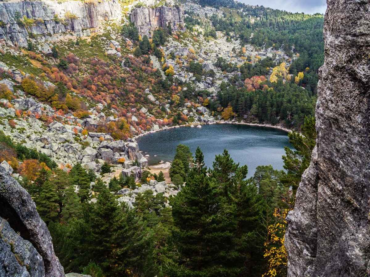 A lake like no other: Uncovering the unique color and surroundings of Laguna Negra