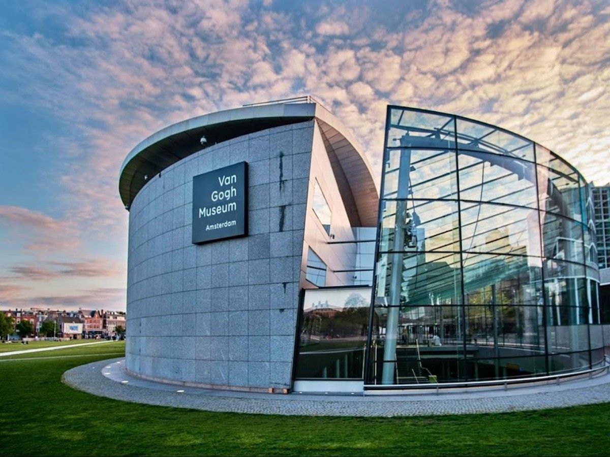 Does the Van Gogh Museum need to be booked in advance?