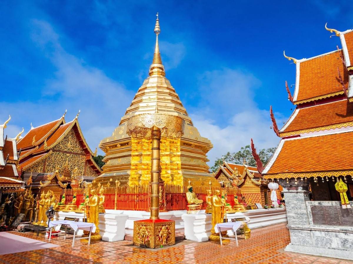 Go to Doi Suthep Temple, see the golden pagoda, enjoy the beautiful scenery, and experience traditional Thai customs and festivals!