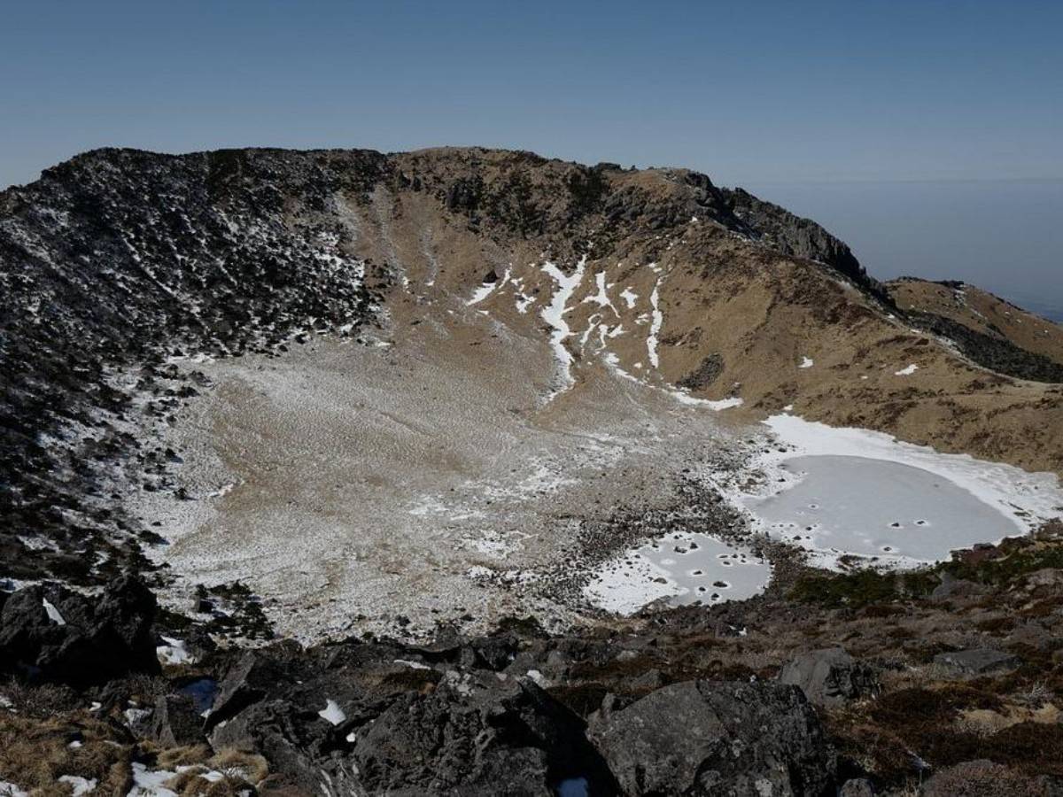 In addition to the sea, Jeju Island also has Halla Mountain!