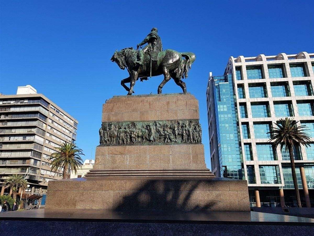 Introduction to Uruguayan History: Starting from Monumento a Artigas