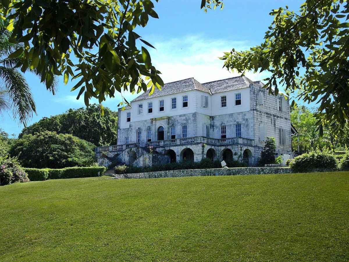 What is the hidden story behind Rose Hall Great House?