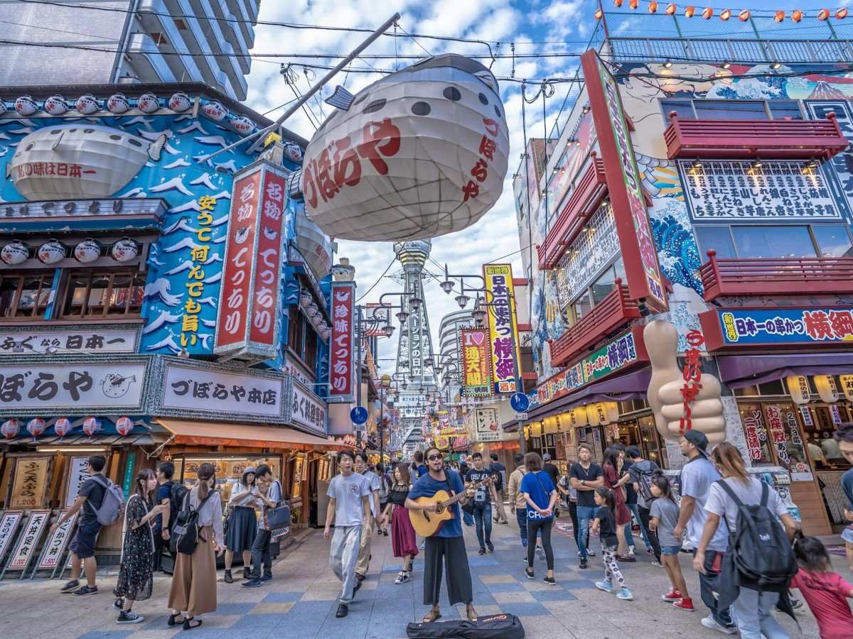 Tsutenkaku by Day and Night – Completely Different Vibes! Timing & Atmosphere Guide