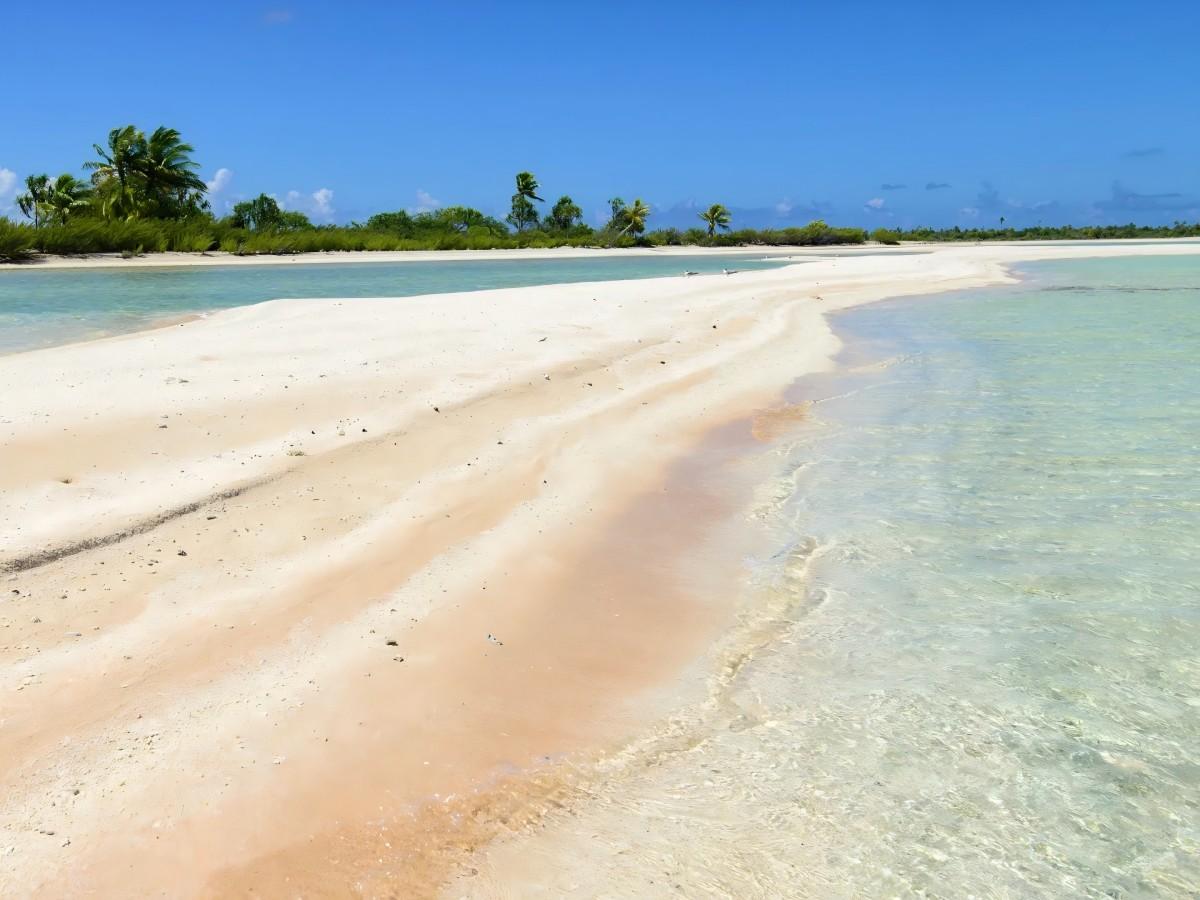 Snorkeling, sunbathing, picnicking at Tahiti Beach all meet