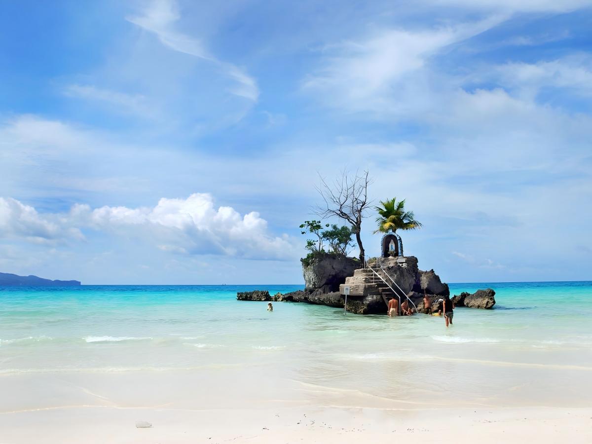 How Bulabog Beach's Charm Attracts Global Travelers