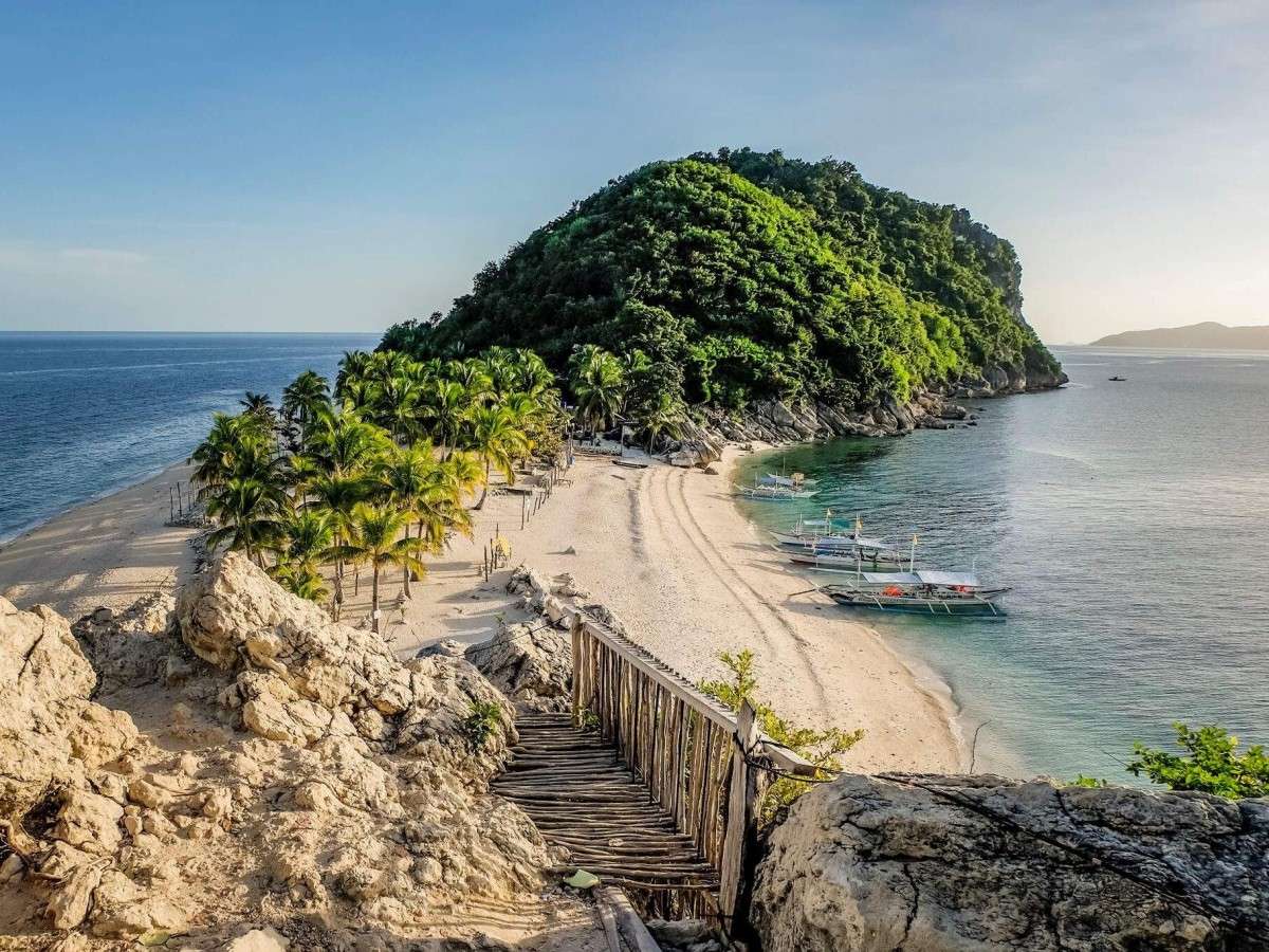 A secret place at low tide, a paradise at high tide: go on an island hopping adventure at Gigantes Islands!