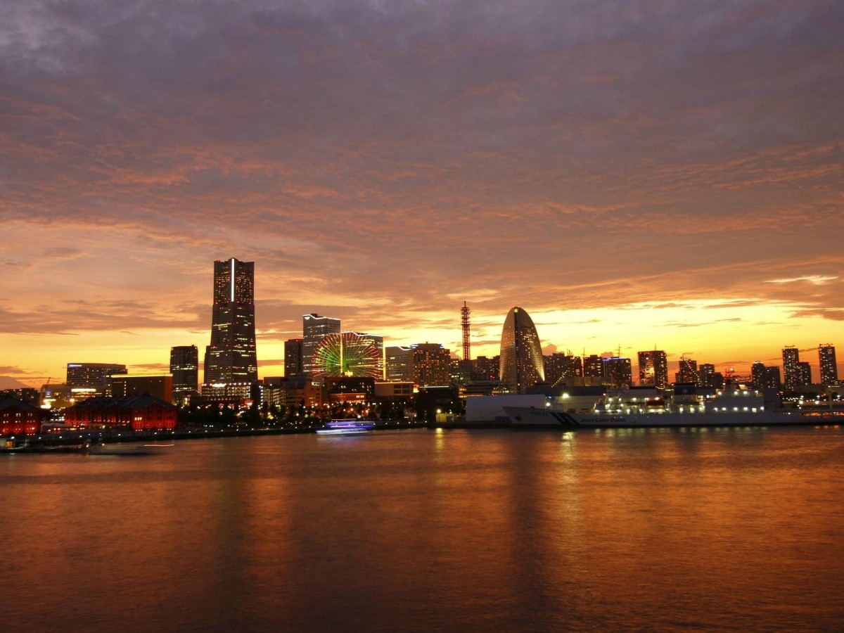2. Stroll between the red brick warehouses and feel the intersection of the old port and the Renaissance