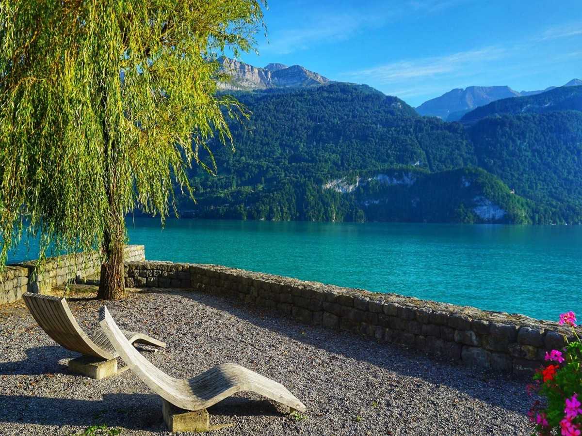 Explore the town of Brienz and experience the most romantic woodcarving art village in Switzerland