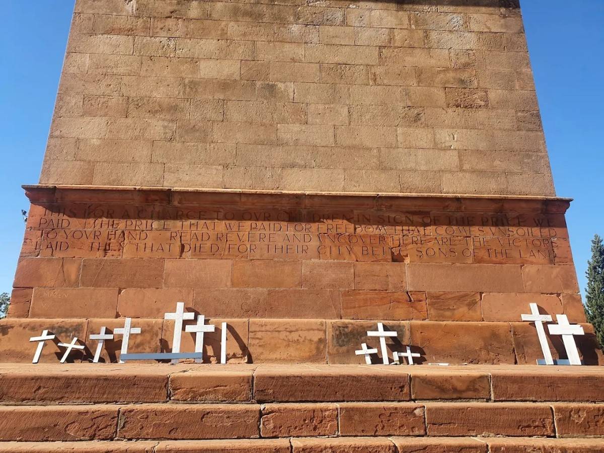 2. The architectural code of the monument: How to find the location of the 27 remains?