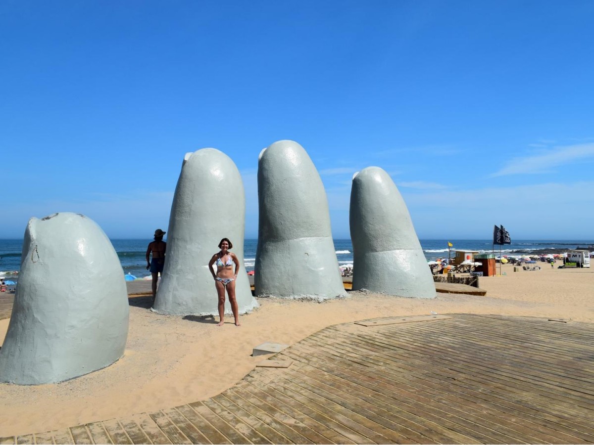 The sculpture is quiet, but the tourists keep coming: the hottest place to take photos by the sea.