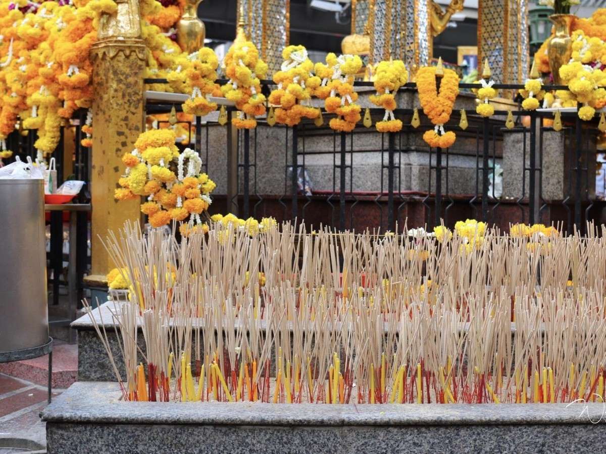 Offering candles: Light up the road of life and dispel darkness