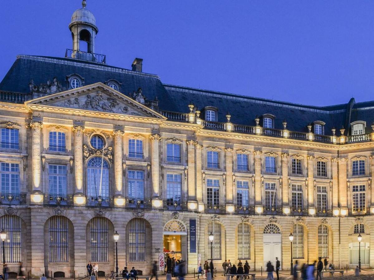 Nearby linkage: a walking route of history and trends