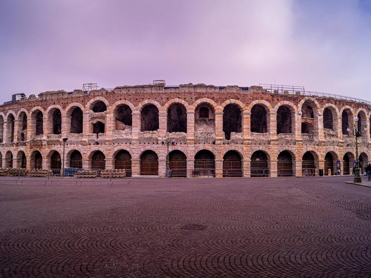 Truth 3: The blood of female gladiators dyed the sand red