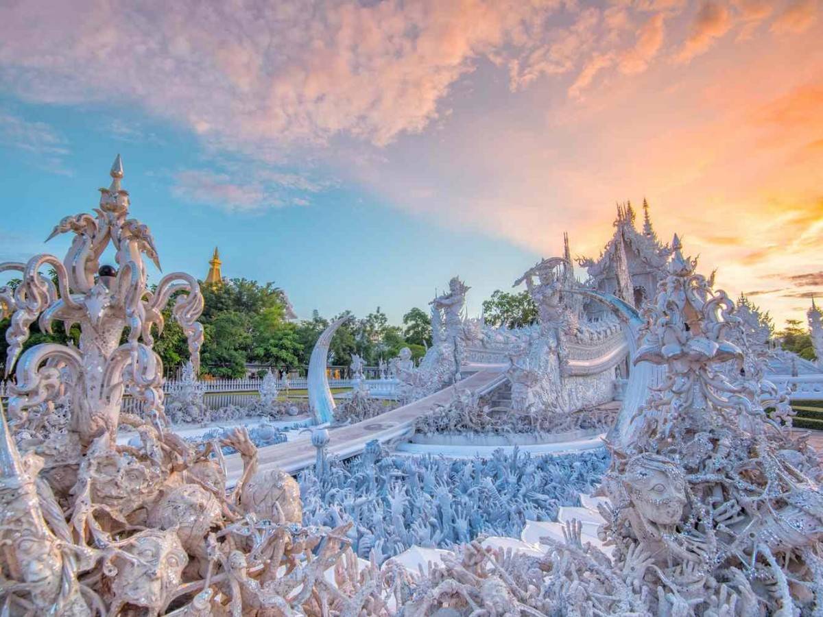 Tours around the White Temple in Chiang Rai