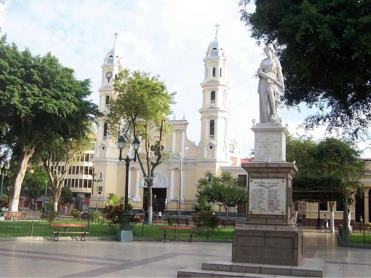 What a “Tropical Plaza” should look like, Piura's version is different!