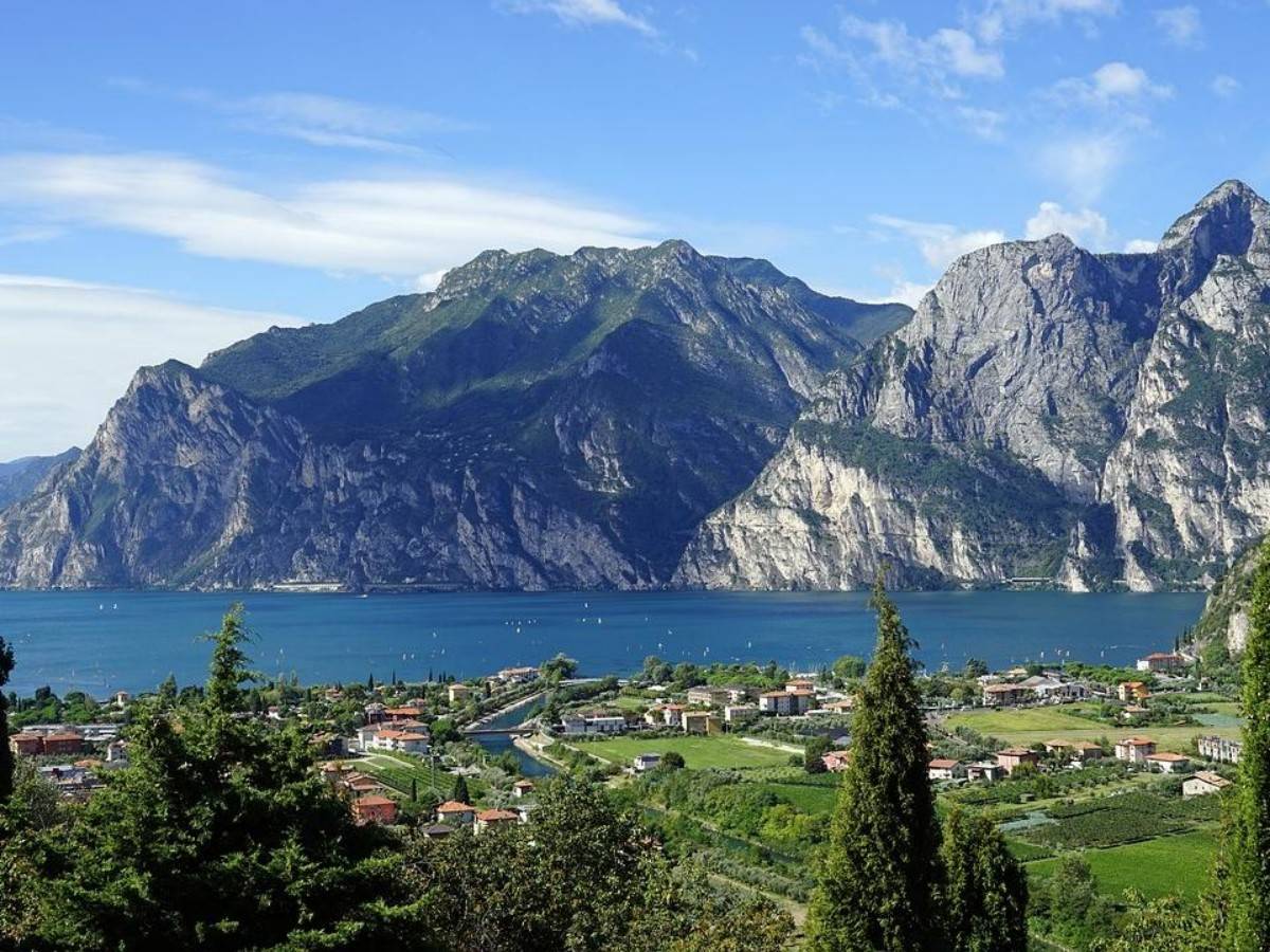 Diving point 1: "Eel Cave" in Limone Bay