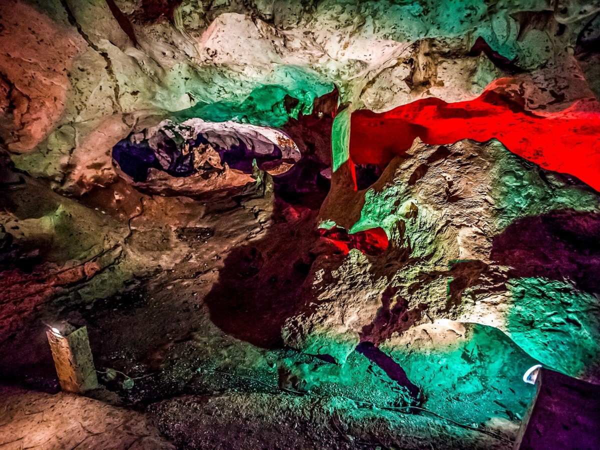 1. The interweaving of legends and history: the past and present of caves