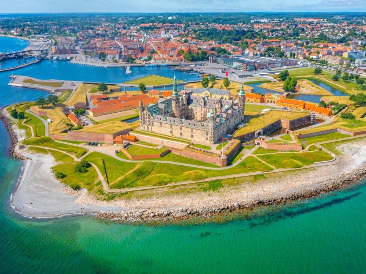 Geographical location and historical origin: guarding the fortress and witnessing the glory