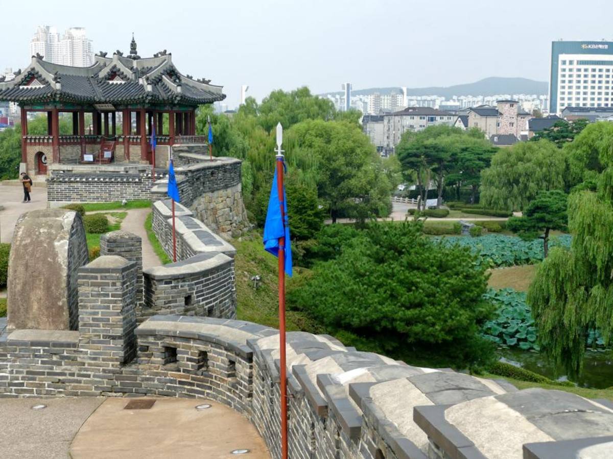 When is the most comfortable time to visit Hwaseong?