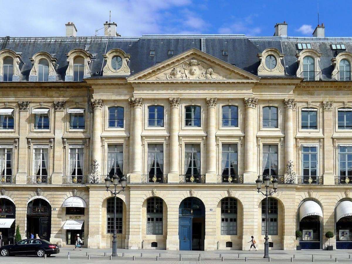 Leisure and entertainment: discover the fun around the square