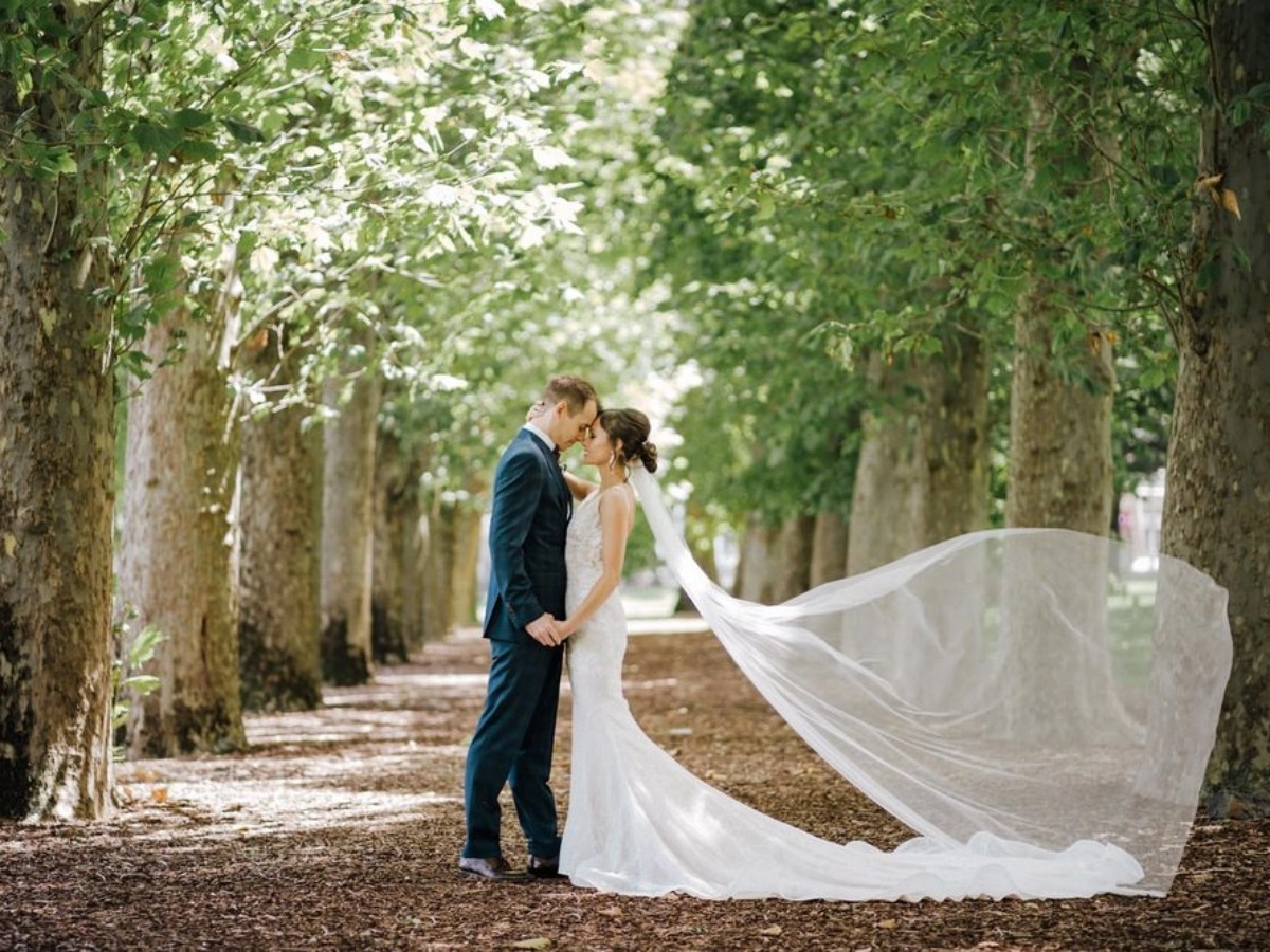 How to take a dreamy wedding photo?