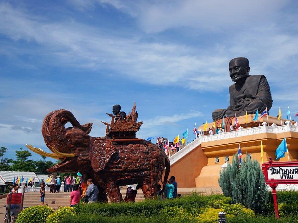 1. Understand the "World's Largest": The Special Features of the Luang Phor Thuad Statue