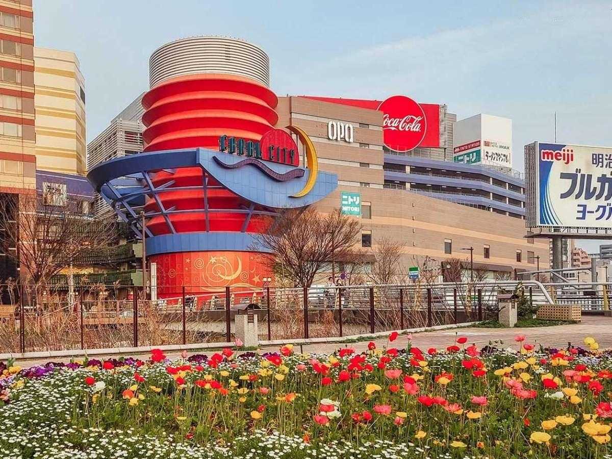 1. The "Canal" and Giant Waterfall in the Center of the Mall