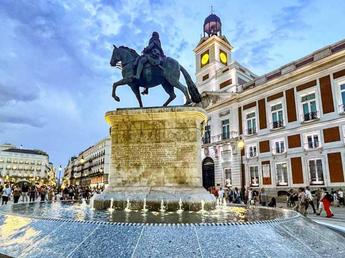 Real Casa de Correos - the brightest landmark at night