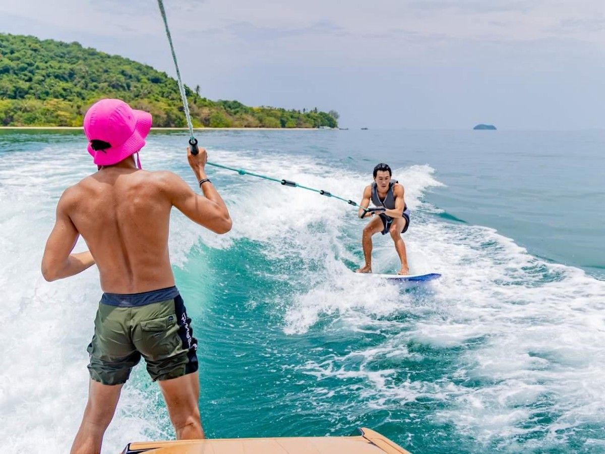 Challenge the waves, the dream place for surfing masters