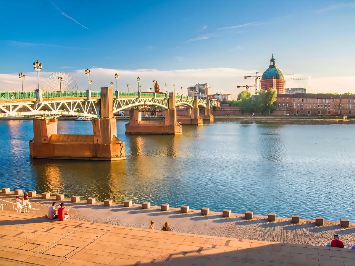 Riverside beauty: A romantic picture interwoven with nature and culture