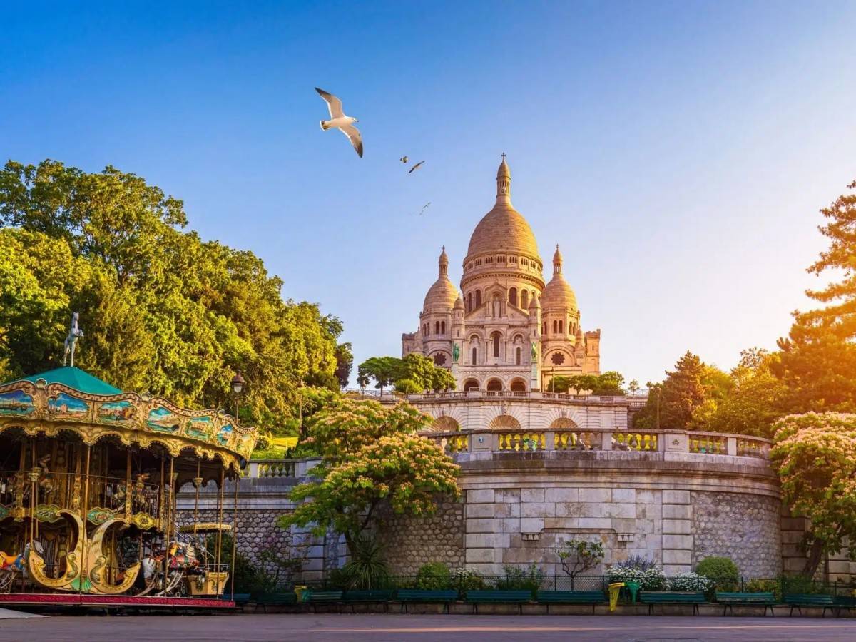 Landmark Shining: The Sacred Light of the Sacre-Coeur