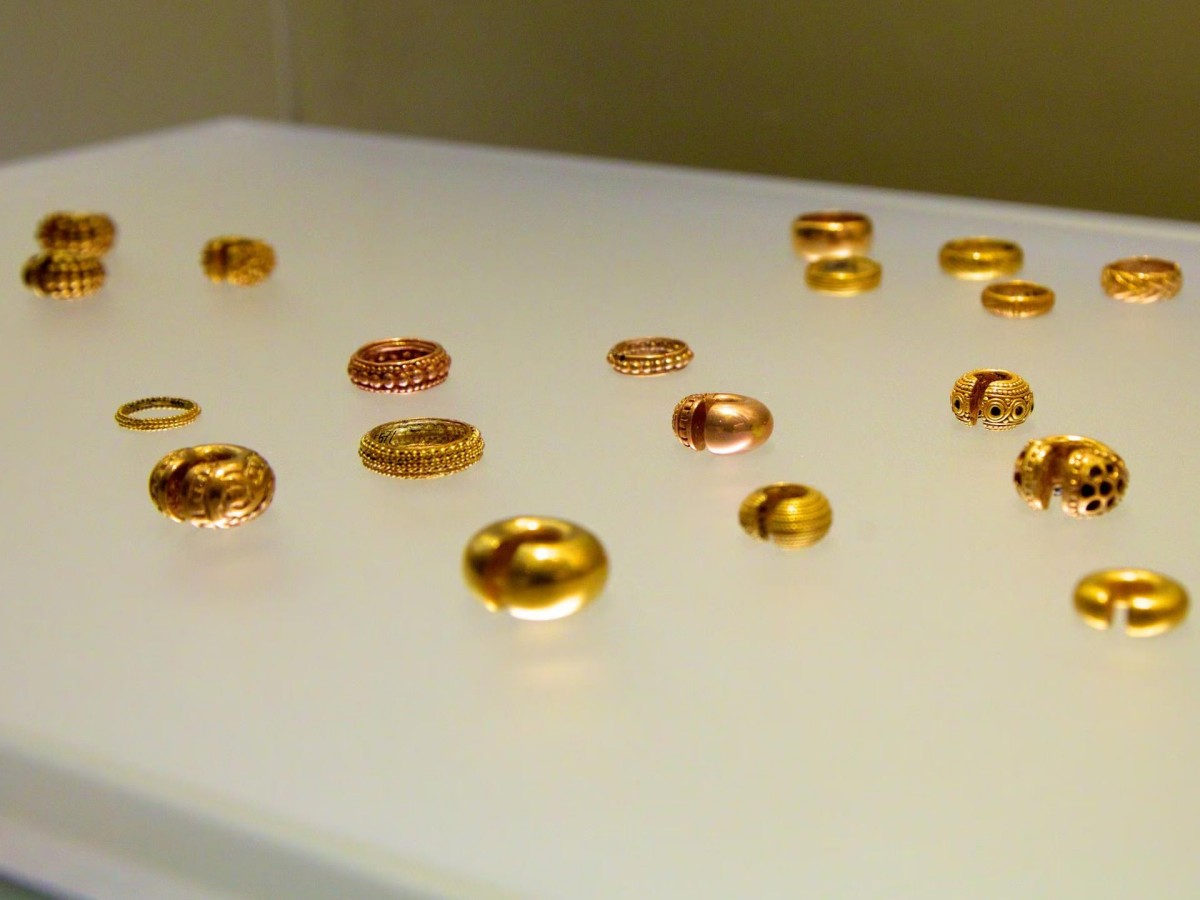 Dining and surrounding areas: gold themes are all available