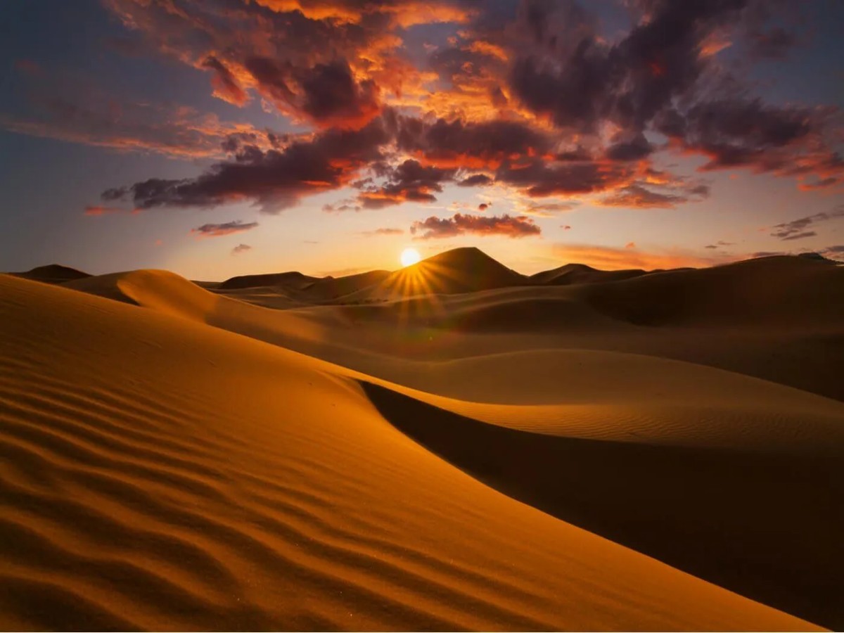2. Watch the sunrise and sunset in the desert