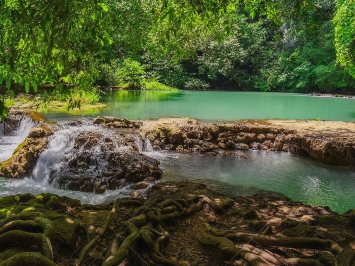 1. Transportation: From Krabi Town, budget travelers rely on walking and a longtail boat, while luxury travelers rely on a helicopter.Budget Traveler's Guide: A one-way trip for 150 THB.
