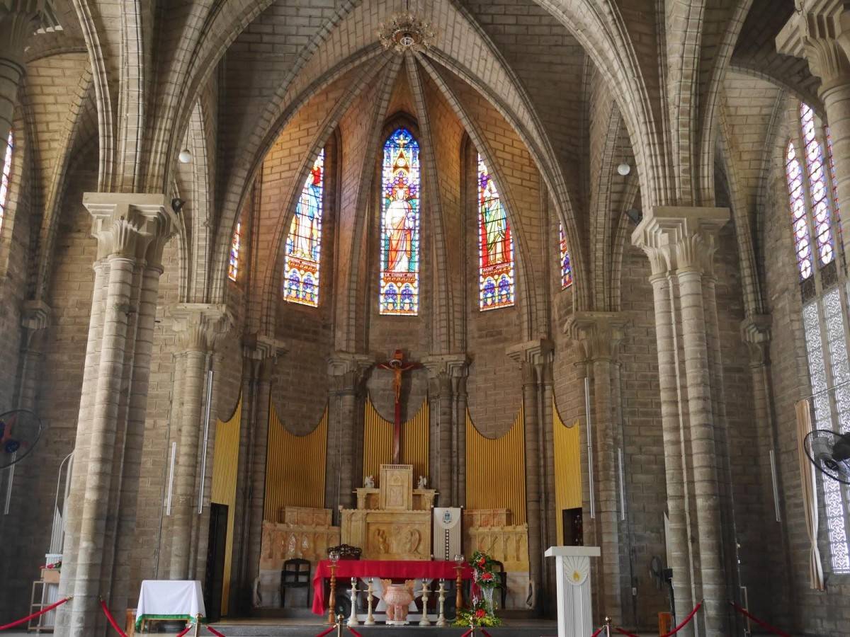 It's not just tourists, the church is frequented by locals too!